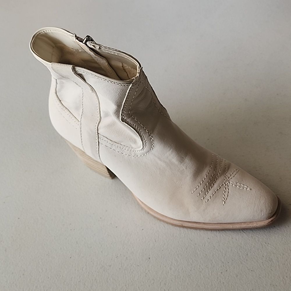 Lightly Used Dolce Vita Booties in Ivory, Size 7.5
